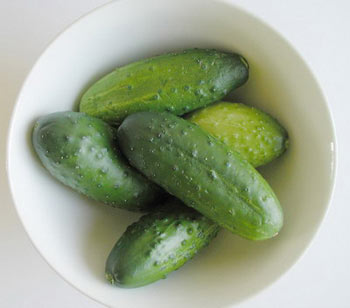 黄瓜带皮生吃有利
