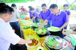 与会者可品尝现场烹饪的新鲜蔬菜。记者邵权达