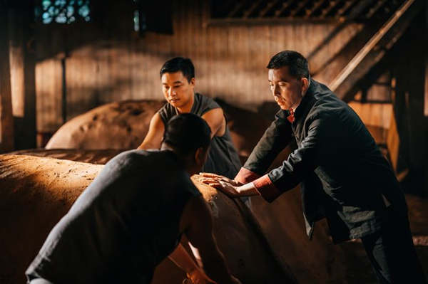 匠心永续:五粮液匠人的传承密码_fororder_工作中的师德刚-供图-五粮液集团