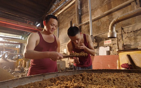 匠心永续:五粮液匠人的传承密码_fororder_师德刚指导苗圃学员-供图-五粮液集团