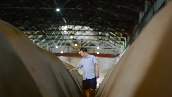 匠心永续:五粮液匠人的传承密码_fororder_袁世华在查看窖池情况-供图-五粮液集团