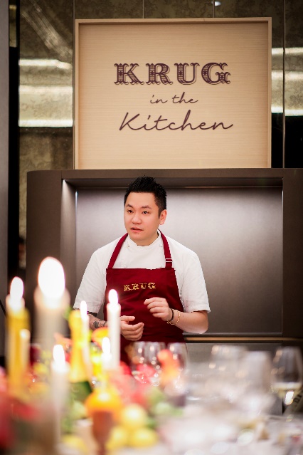 图片包含 室内, 人, 桌子, 女人
AI 生成的内容可能不正确。